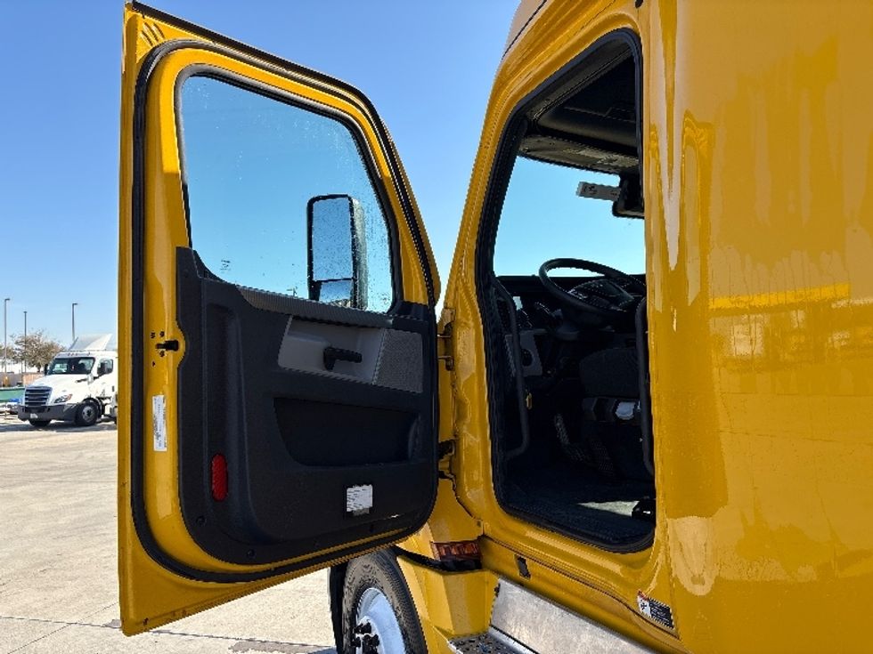 Sleeper Tractor-Heavy Duty Tractors-Freightliner-2022-T12664ST-Dallas-TX-508,110\n\t\tmiles-$ 66,000 - Image 9