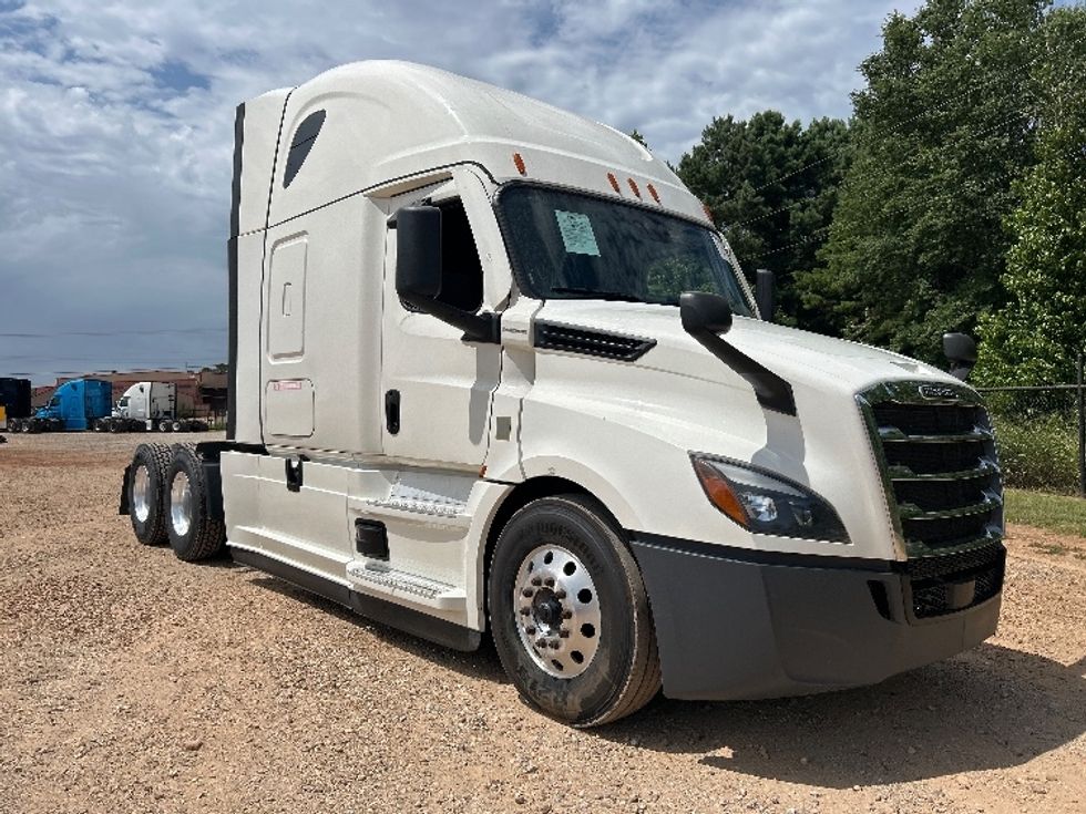 Sleeper Tractor-Heavy Duty Tractors-Freightliner-2022-T12664ST-Dallas-TX-524,572\n\t\tmiles-$ 79,750 - Image 1