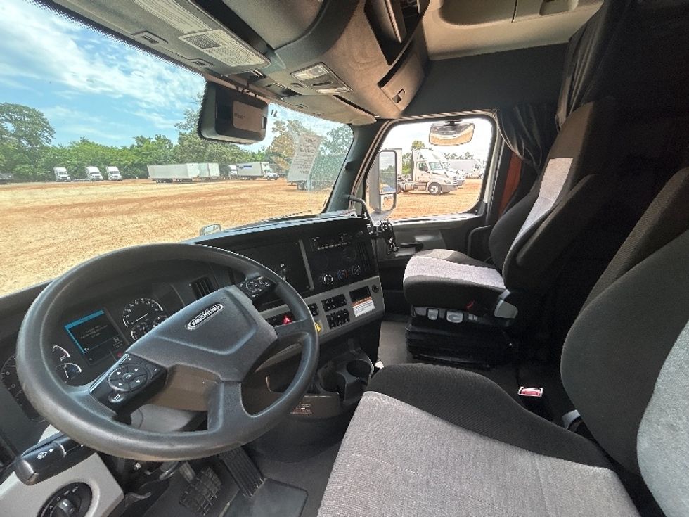 Sleeper Tractor-Heavy Duty Tractors-Freightliner-2022-T12664ST-Dallas-TX-524,572\n\t\tmiles-$ 79,750 - Image 10