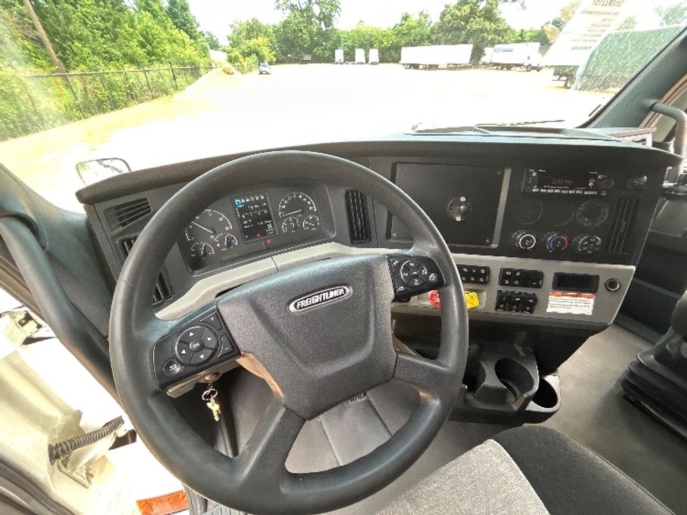 Sleeper Tractor-Heavy Duty Tractors-Freightliner-2022-T12664ST-Dallas-TX-524,572\n\t\tmiles-$ 79,750 - Image 11