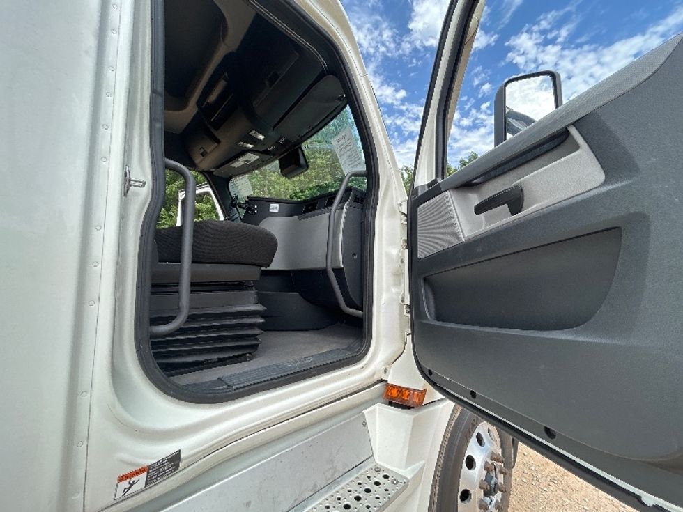 Sleeper Tractor-Heavy Duty Tractors-Freightliner-2022-T12664ST-Dallas-TX-524,572\n\t\tmiles-$ 79,750 - Image 12