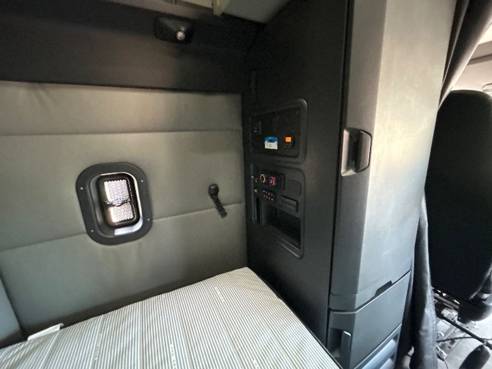Sleeper Tractor-Heavy Duty Tractors-Freightliner-2022-T12664ST-Dallas-TX-524,572\n\t\tmiles-$ 79,750 - Image 17