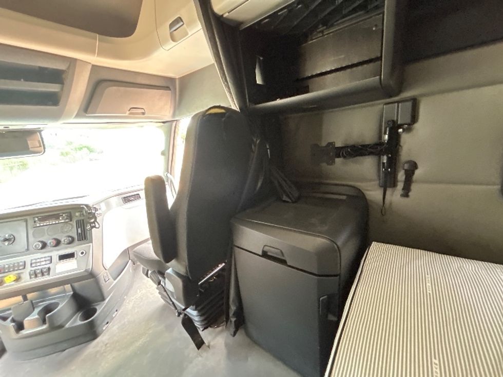 Sleeper Tractor-Heavy Duty Tractors-Freightliner-2022-T12664ST-Dallas-TX-524,572\n\t\tmiles-$ 79,750 - Image 18