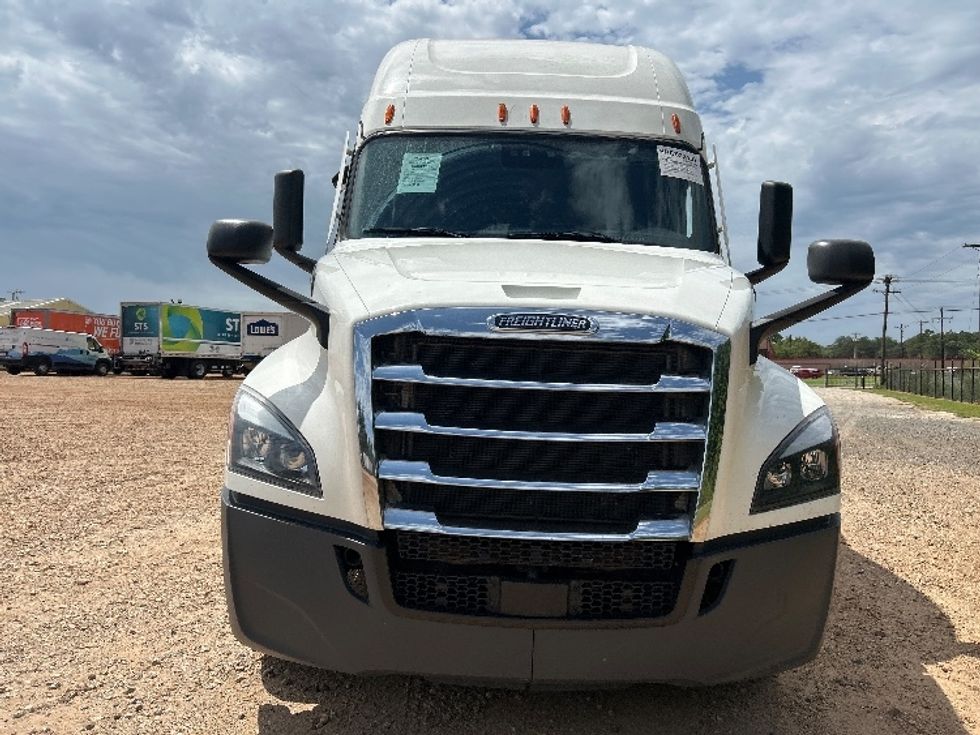 Sleeper Tractor-Heavy Duty Tractors-Freightliner-2022-T12664ST-Dallas-TX-524,572\n\t\tmiles-$ 79,750 - Image 2