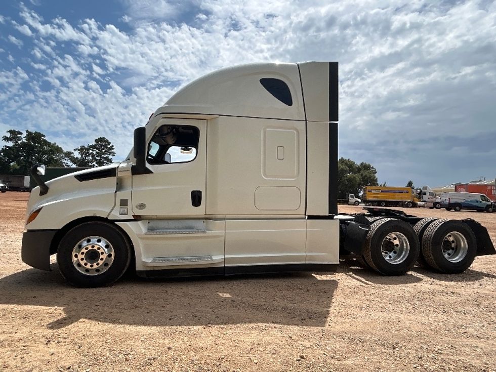 Sleeper Tractor-Heavy Duty Tractors-Freightliner-2022-T12664ST-Dallas-TX-524,572\n\t\tmiles-$ 79,750 - Image 4