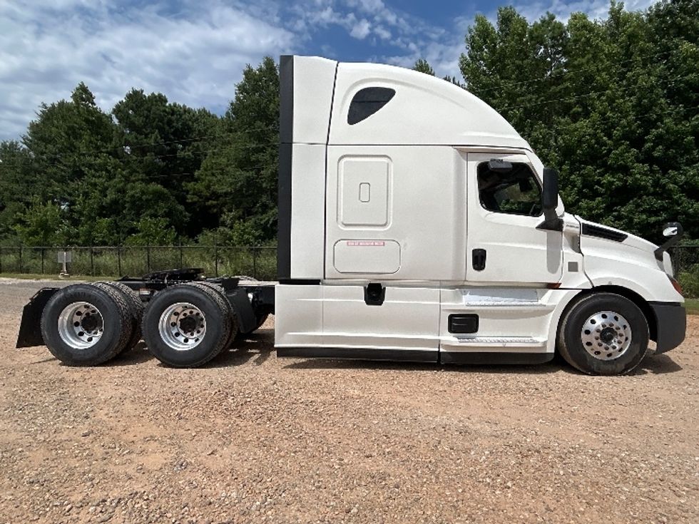 Sleeper Tractor-Heavy Duty Tractors-Freightliner-2022-T12664ST-Dallas-TX-524,572\n\t\tmiles-$ 79,750 - Image 8