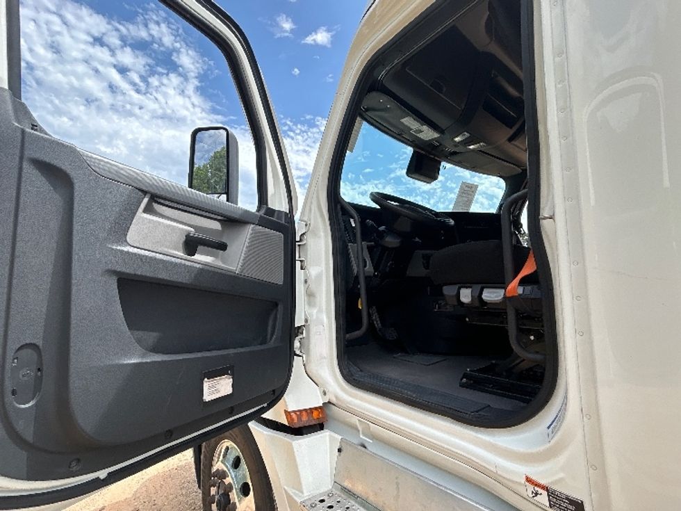 Sleeper Tractor-Heavy Duty Tractors-Freightliner-2022-T12664ST-Dallas-TX-524,572\n\t\tmiles-$ 79,750 - Image 9