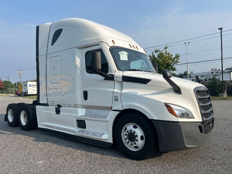 Sleeper Tractor-Heavy Duty Tractors-Freightliner-2022-T12664ST-Dallas-TX-549,906\n\t\tmiles-$ 72,250 - Image 1
