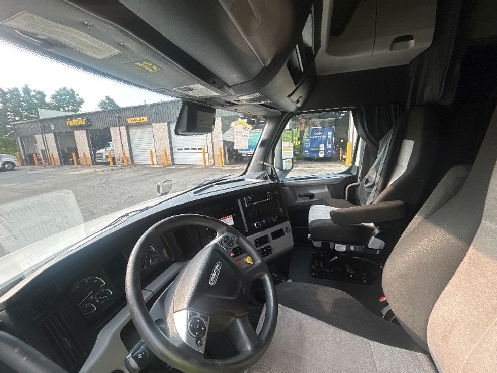 Sleeper Tractor-Heavy Duty Tractors-Freightliner-2022-T12664ST-Dallas-TX-549,906\n\t\tmiles-$ 72,250 - Image 10