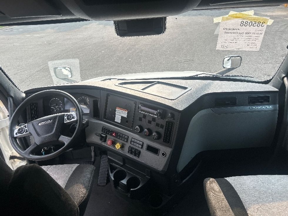 Sleeper Tractor-Heavy Duty Tractors-Freightliner-2022-T12664ST-Dallas-TX-549,906\n\t\tmiles-$ 72,250 - Image 12