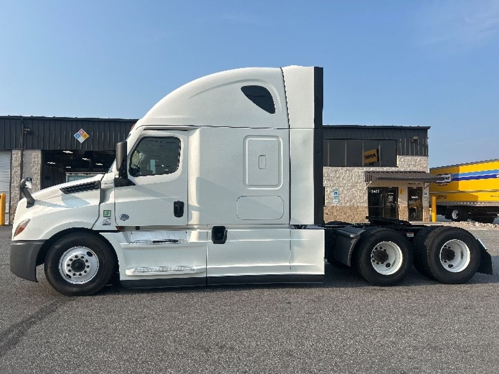 Sleeper Tractor-Heavy Duty Tractors-Freightliner-2022-T12664ST-Dallas-TX-549,906\n\t\tmiles-$ 72,250 - Image 4