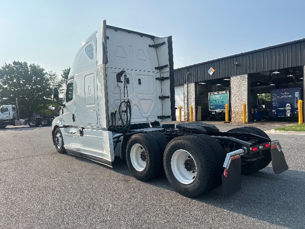 Sleeper Tractor-Heavy Duty Tractors-Freightliner-2022-T12664ST-Dallas-TX-549,906\n\t\tmiles-$ 72,250 - Image 5