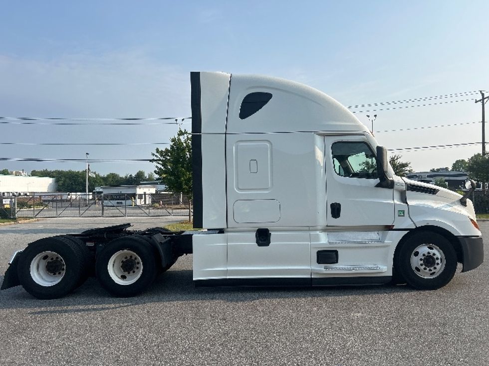 Sleeper Tractor-Heavy Duty Tractors-Freightliner-2022-T12664ST-Dallas-TX-549,906\n\t\tmiles-$ 72,250 - Image 8