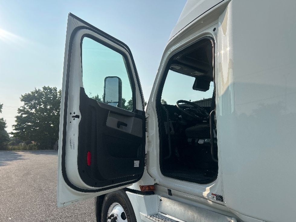 Sleeper Tractor-Heavy Duty Tractors-Freightliner-2022-T12664ST-Dallas-TX-549,906\n\t\tmiles-$ 72,250 - Image 9