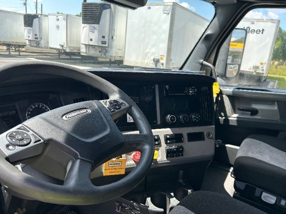 Sleeper Tractor-Heavy Duty Tractors-Freightliner-2022-T12664ST-Dallas-TX-561,613\n\t\tmiles-$ 73,750 - Image 10