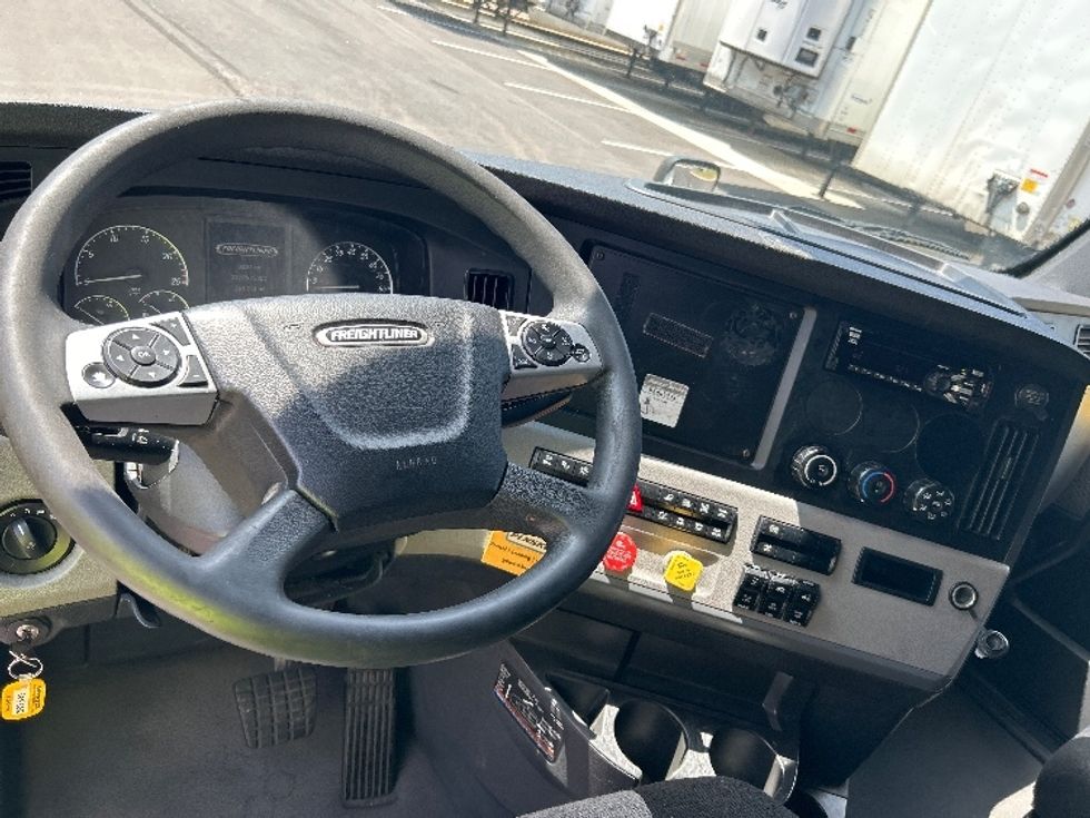 Sleeper Tractor-Heavy Duty Tractors-Freightliner-2022-T12664ST-Dallas-TX-561,613\n\t\tmiles-$ 73,750 - Image 11
