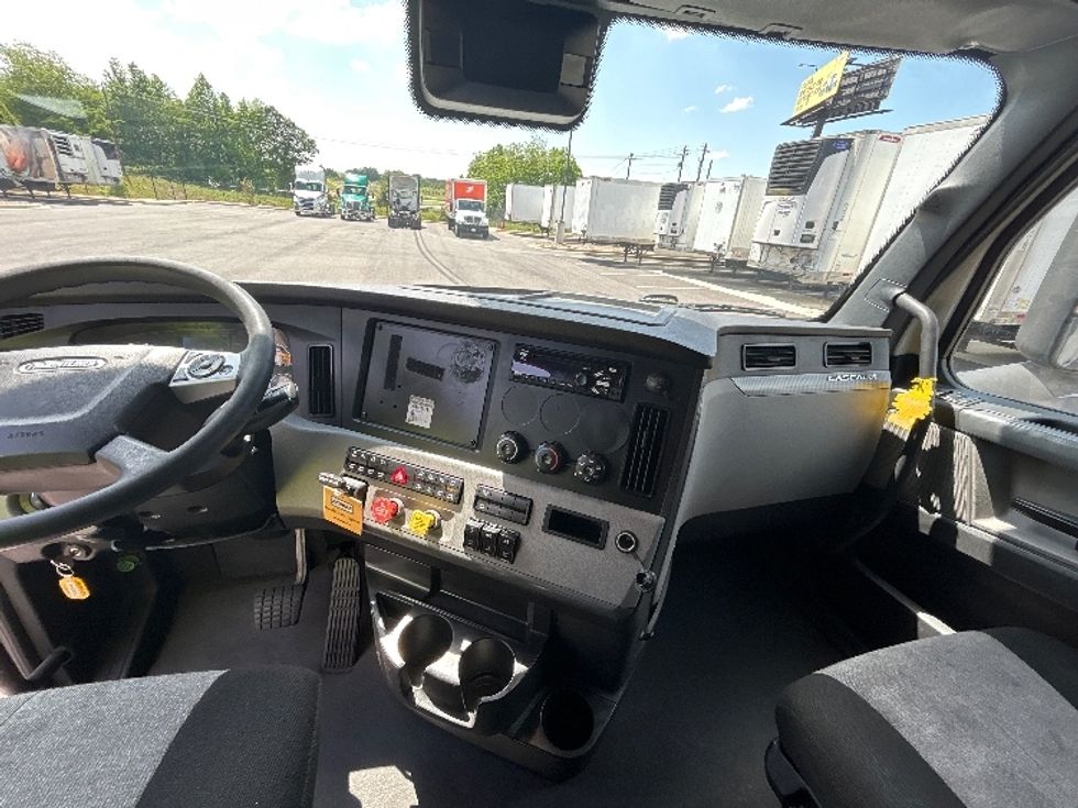 Sleeper Tractor-Heavy Duty Tractors-Freightliner-2022-T12664ST-Dallas-TX-561,613\n\t\tmiles-$ 73,750 - Image 12