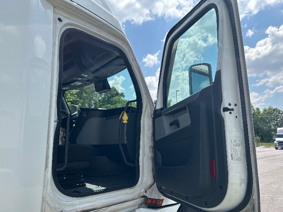 Sleeper Tractor-Heavy Duty Tractors-Freightliner-2022-T12664ST-Dallas-TX-561,613\n\t\tmiles-$ 73,750 - Image 13