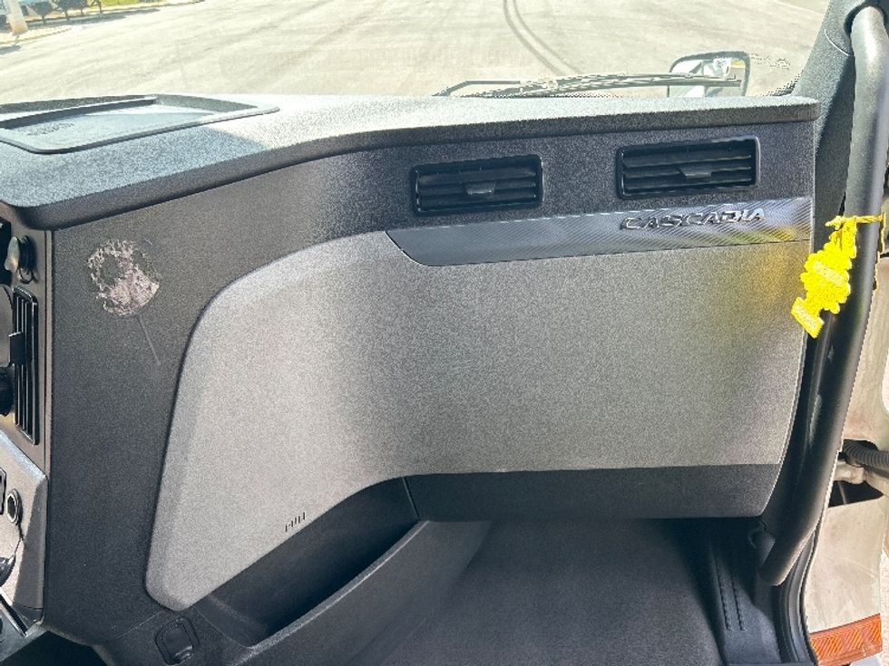 Sleeper Tractor-Heavy Duty Tractors-Freightliner-2022-T12664ST-Dallas-TX-561,613\n\t\tmiles-$ 73,750 - Image 14