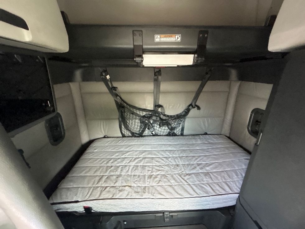 Sleeper Tractor-Heavy Duty Tractors-Freightliner-2022-T12664ST-Dallas-TX-561,613\n\t\tmiles-$ 73,750 - Image 16