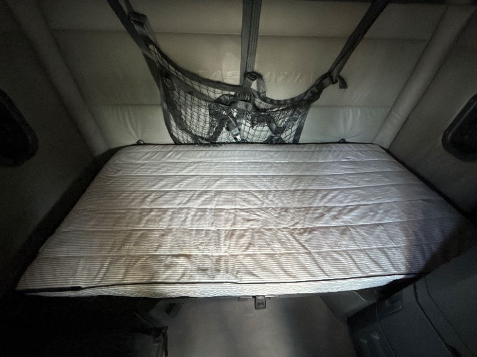 Sleeper Tractor-Heavy Duty Tractors-Freightliner-2022-T12664ST-Dallas-TX-561,613\n\t\tmiles-$ 73,750 - Image 17