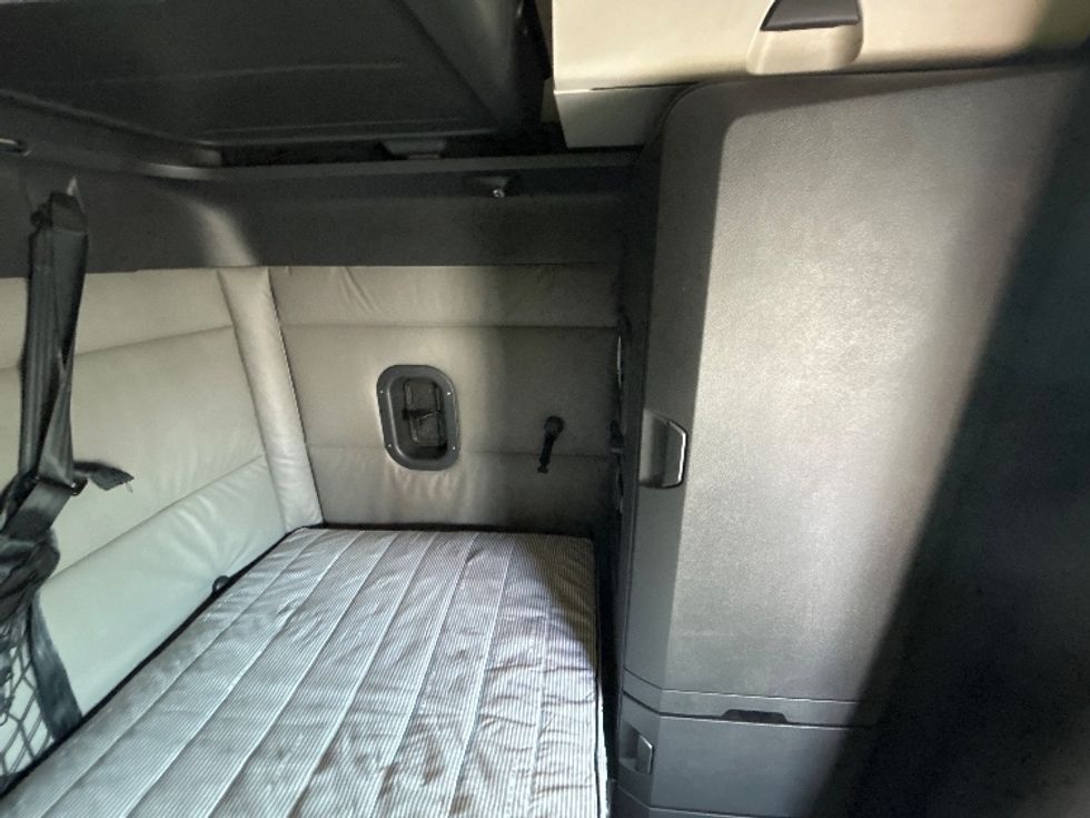 Sleeper Tractor-Heavy Duty Tractors-Freightliner-2022-T12664ST-Dallas-TX-561,613\n\t\tmiles-$ 73,750 - Image 18
