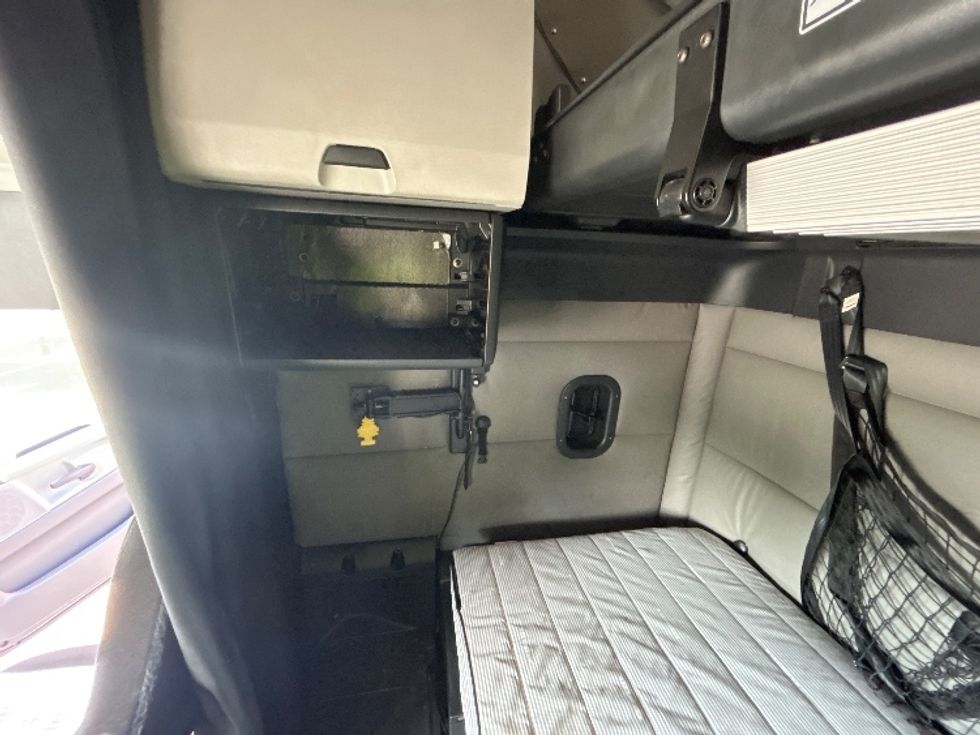 Sleeper Tractor-Heavy Duty Tractors-Freightliner-2022-T12664ST-Dallas-TX-561,613\n\t\tmiles-$ 73,750 - Image 19