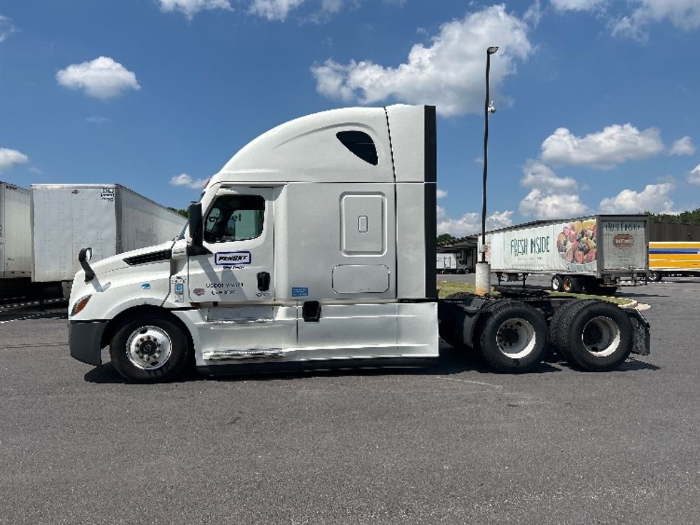 Sleeper Tractor-Heavy Duty Tractors-Freightliner-2022-T12664ST-Dallas-TX-561,613\n\t\tmiles-$ 73,750 - Image 4