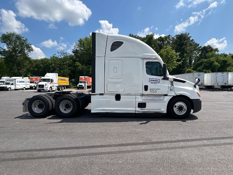 Sleeper Tractor-Heavy Duty Tractors-Freightliner-2022-T12664ST-Dallas-TX-561,613\n\t\tmiles-$ 73,750 - Image 8
