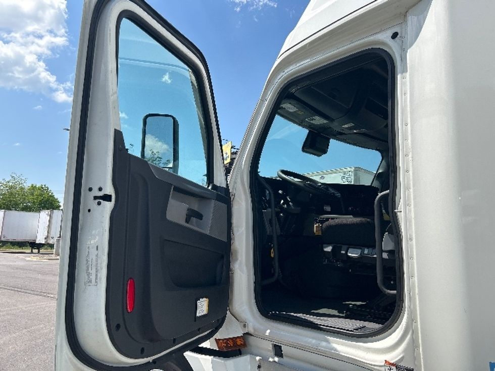 Sleeper Tractor-Heavy Duty Tractors-Freightliner-2022-T12664ST-Dallas-TX-561,613\n\t\tmiles-$ 73,750 - Image 9