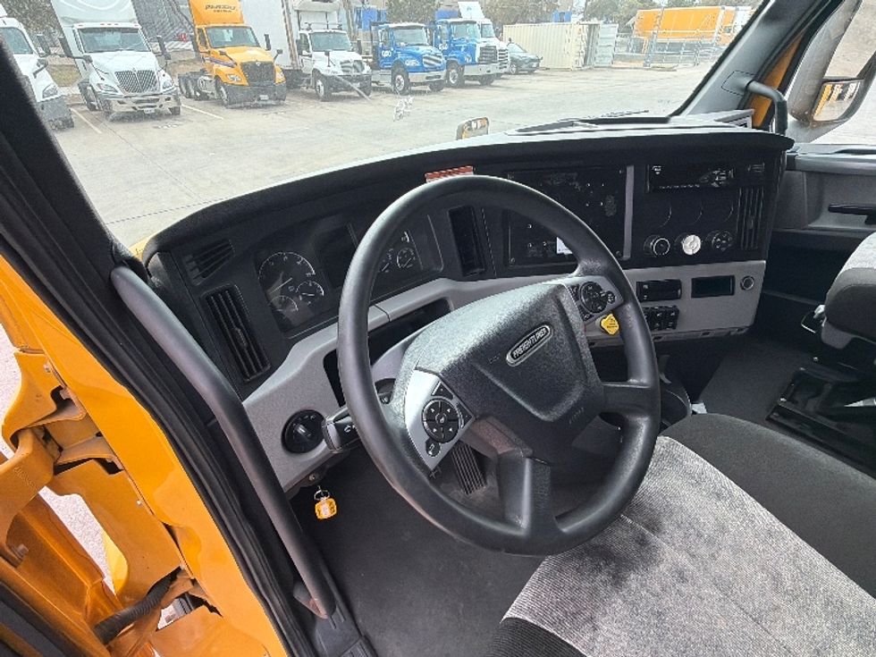 Sleeper Tractor-Heavy Duty Tractors-Freightliner-2022-T12664ST-Dallas-TX-581,688\n\t\tmiles-$ 60,000 - Image 11