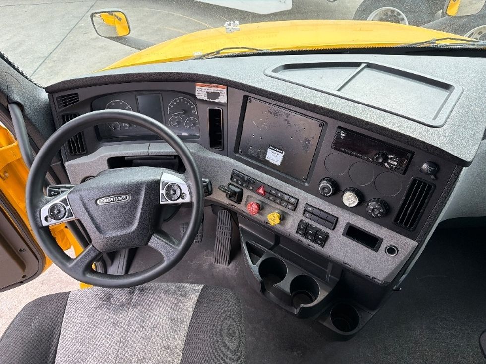 Sleeper Tractor-Heavy Duty Tractors-Freightliner-2022-T12664ST-Dallas-TX-581,688\n\t\tmiles-$ 60,000 - Image 12