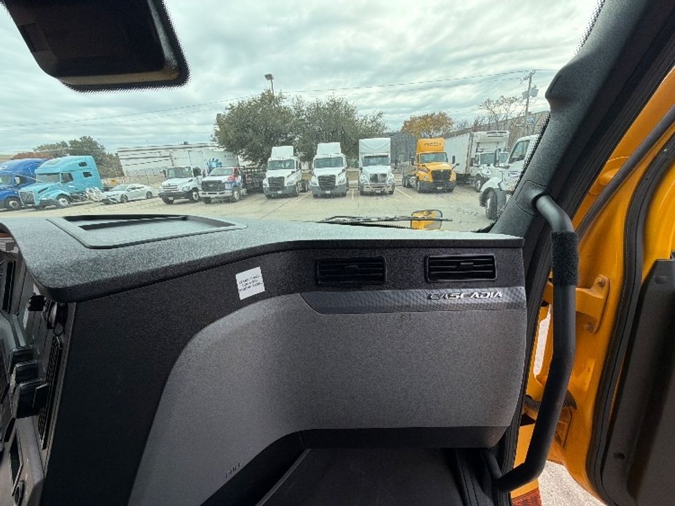 Sleeper Tractor-Heavy Duty Tractors-Freightliner-2022-T12664ST-Dallas-TX-581,688\n\t\tmiles-$ 60,000 - Image 14