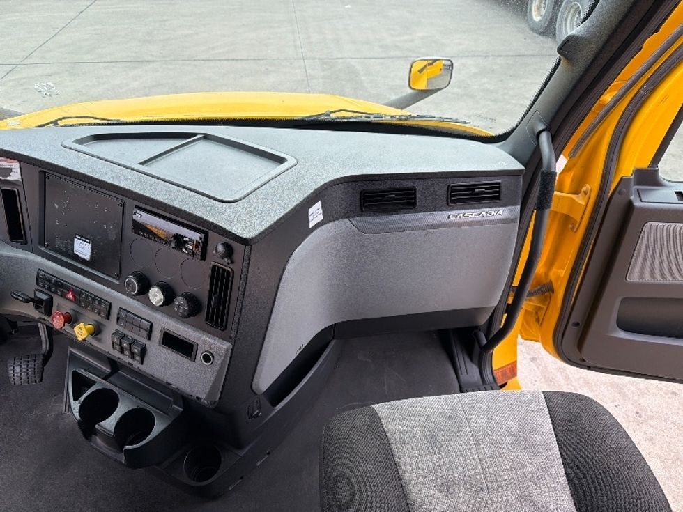 Sleeper Tractor-Heavy Duty Tractors-Freightliner-2022-T12664ST-Dallas-TX-581,688\n\t\tmiles-$ 60,000 - Image 15