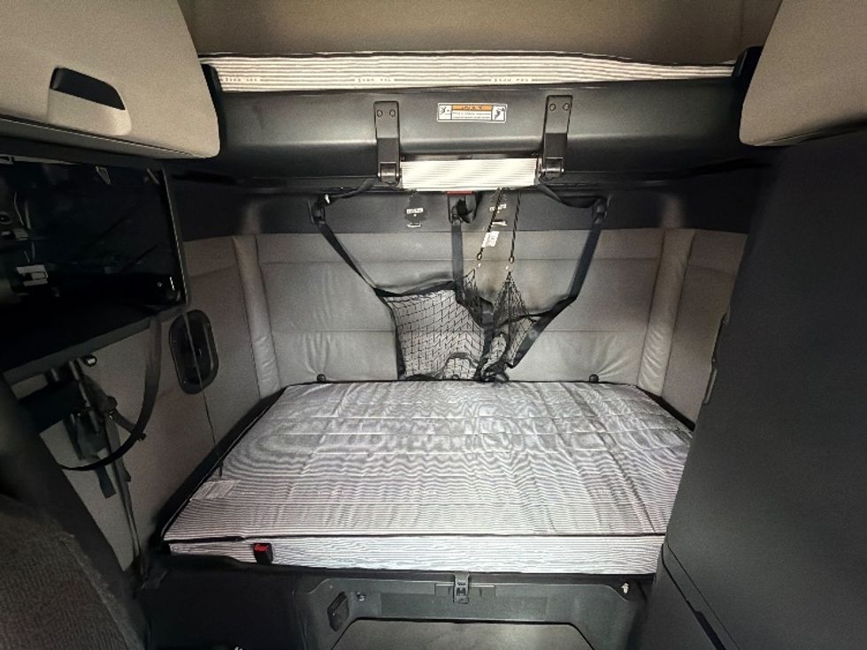 Sleeper Tractor-Heavy Duty Tractors-Freightliner-2022-T12664ST-Dallas-TX-581,688\n\t\tmiles-$ 60,000 - Image 16