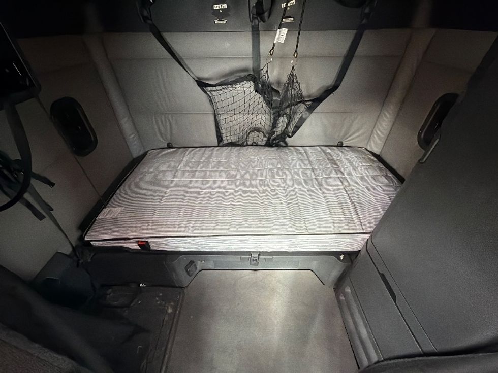 Sleeper Tractor-Heavy Duty Tractors-Freightliner-2022-T12664ST-Dallas-TX-581,688\n\t\tmiles-$ 60,000 - Image 17