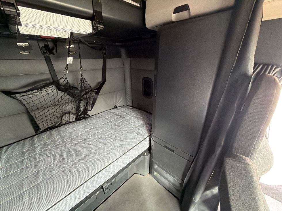 Sleeper Tractor-Heavy Duty Tractors-Freightliner-2022-T12664ST-Dallas-TX-581,688\n\t\tmiles-$ 60,000 - Image 18