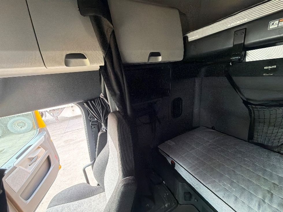 Sleeper Tractor-Heavy Duty Tractors-Freightliner-2022-T12664ST-Dallas-TX-581,688\n\t\tmiles-$ 60,000 - Image 19