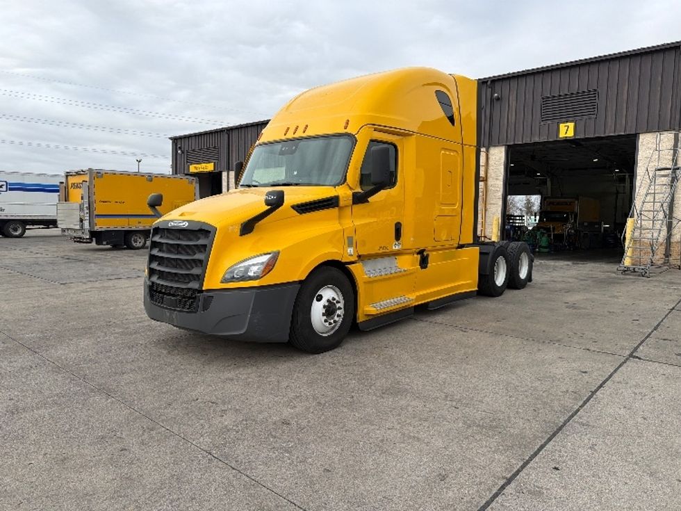 Sleeper Tractor-Heavy Duty Tractors-Freightliner-2022-T12664ST-Dallas-TX-581,688\n\t\tmiles-$ 60,000 - Image 3