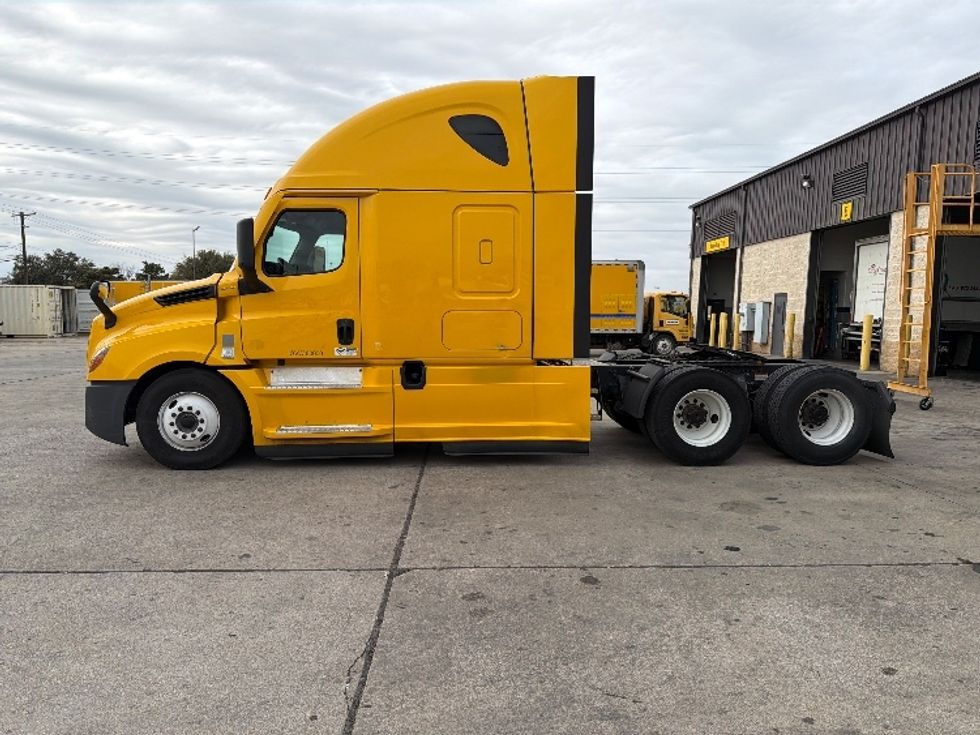 Sleeper Tractor-Heavy Duty Tractors-Freightliner-2022-T12664ST-Dallas-TX-581,688\n\t\tmiles-$ 60,000 - Image 4