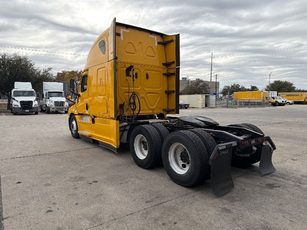 Sleeper Tractor-Heavy Duty Tractors-Freightliner-2022-T12664ST-Dallas-TX-581,688\n\t\tmiles-$ 60,000 - Image 5