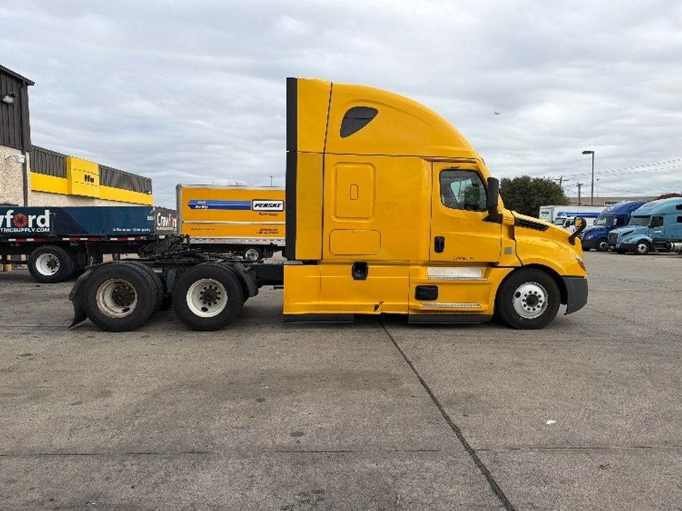 Sleeper Tractor-Heavy Duty Tractors-Freightliner-2022-T12664ST-Dallas-TX-581,688\n\t\tmiles-$ 60,000 - Image 8