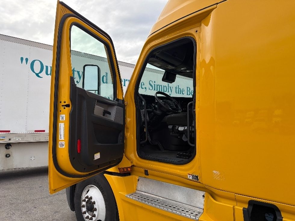 Sleeper Tractor-Heavy Duty Tractors-Freightliner-2022-T12664ST-Dallas-TX-581,688\n\t\tmiles-$ 60,000 - Image 9