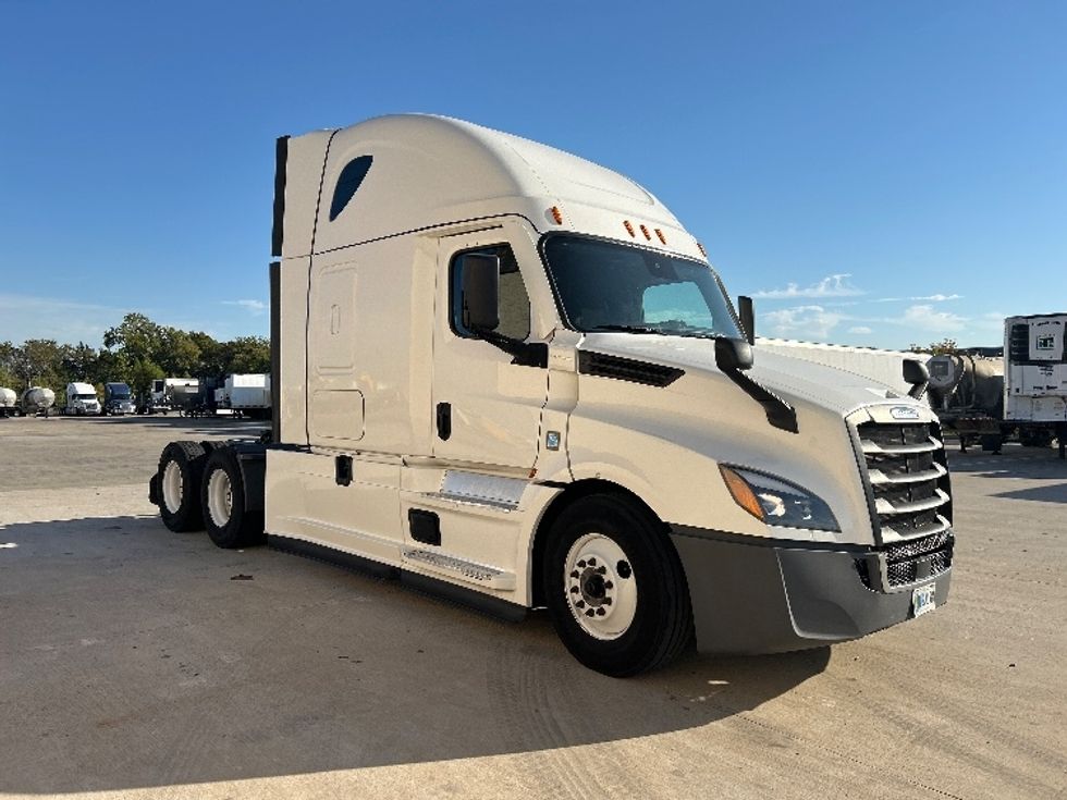 Sleeper Tractor-Heavy Duty Tractors-Freightliner-2022-T12664ST-Dallas-TX-656,481\n\t\tmiles-$ 58,250 - Image 1