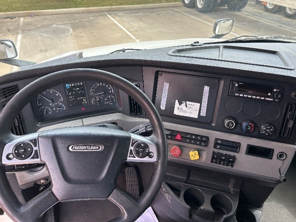 Sleeper Tractor-Heavy Duty Tractors-Freightliner-2022-T12664ST-Dallas-TX-656,481\n\t\tmiles-$ 58,250 - Image 10