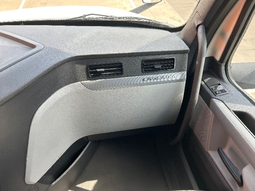 Sleeper Tractor-Heavy Duty Tractors-Freightliner-2022-T12664ST-Dallas-TX-656,481\n\t\tmiles-$ 58,250 - Image 13