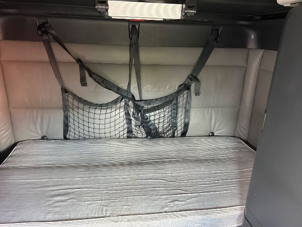 Sleeper Tractor-Heavy Duty Tractors-Freightliner-2022-T12664ST-Dallas-TX-656,481\n\t\tmiles-$ 58,250 - Image 15