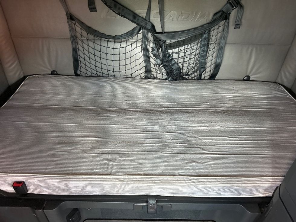 Sleeper Tractor-Heavy Duty Tractors-Freightliner-2022-T12664ST-Dallas-TX-656,481\n\t\tmiles-$ 58,250 - Image 16