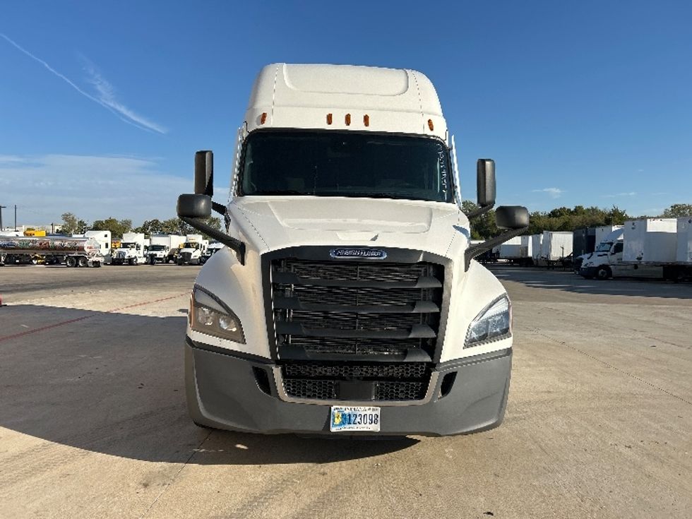Sleeper Tractor-Heavy Duty Tractors-Freightliner-2022-T12664ST-Dallas-TX-656,481\n\t\tmiles-$ 58,250 - Image 2