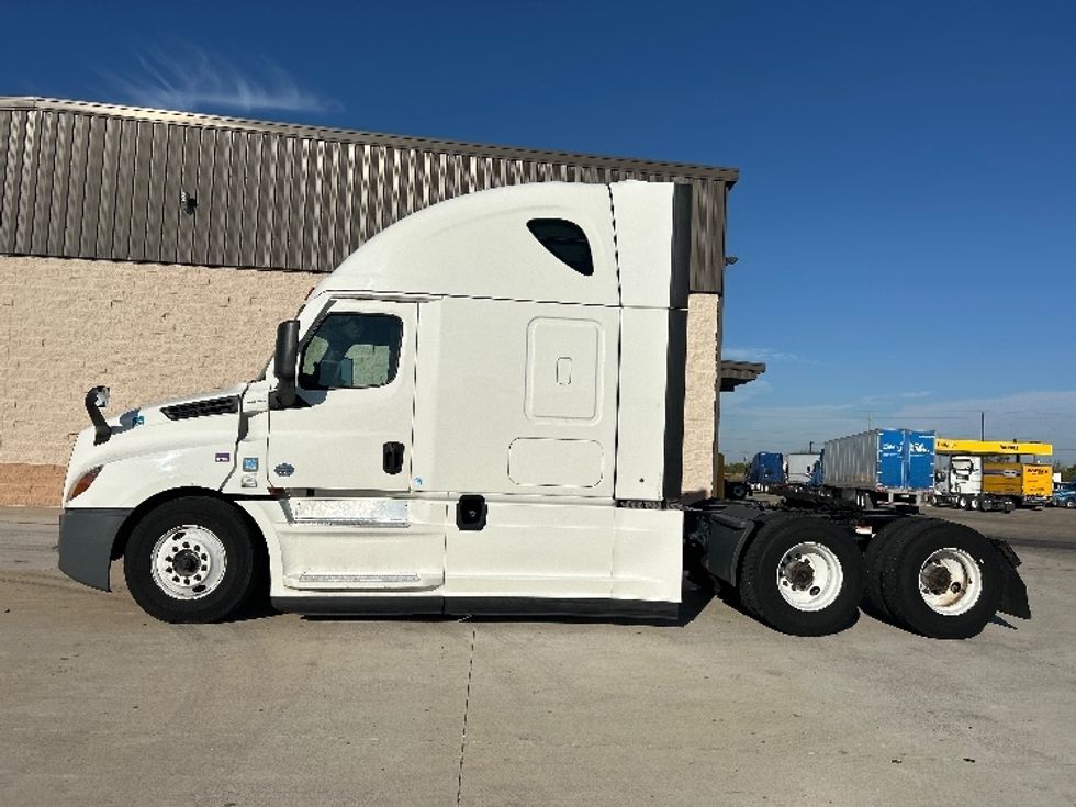 Sleeper Tractor-Heavy Duty Tractors-Freightliner-2022-T12664ST-Dallas-TX-656,481\n\t\tmiles-$ 58,250 - Image 4